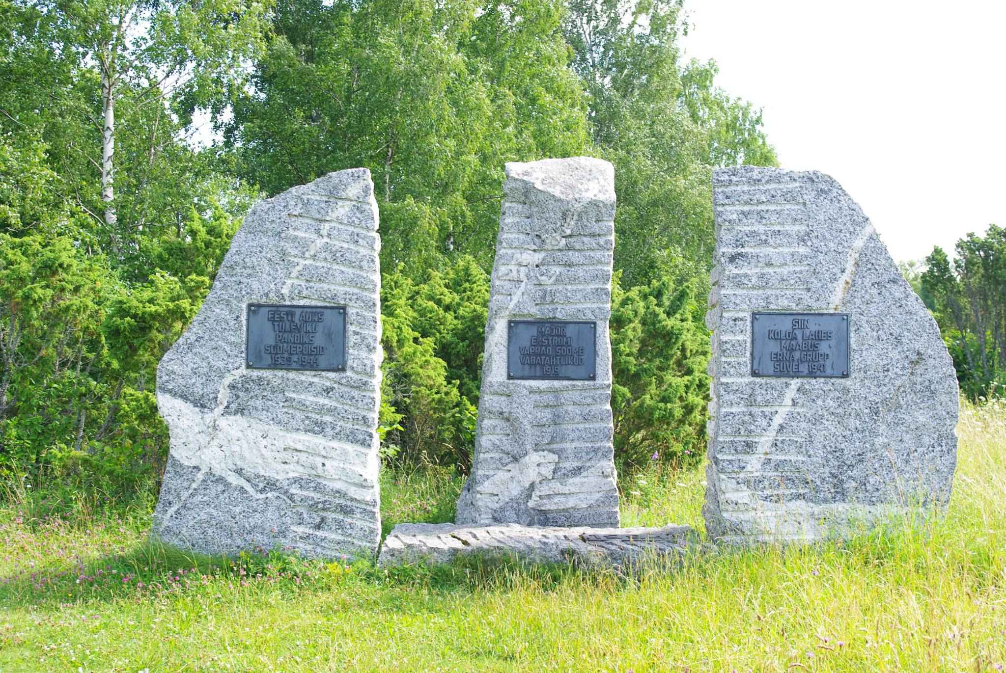 Erna grupi mälestussammas Salmistu lähedal Muuksi linnamäel (graniittahukaist parempoolne).