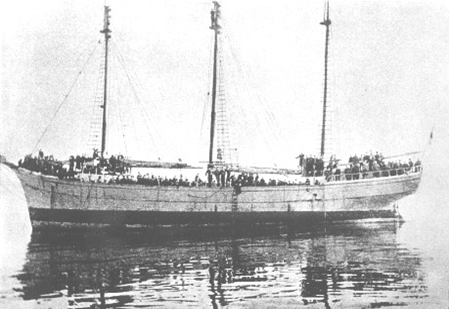 Mootorkuunar 'Jaen Teär' Kadrioru rannas 28. augustil 1941, kui valvurid olid vange täis madalikule jooksnud laeva maha jätnud. Pildil on huvitav detail, nimelt on ahtris sinimustvalge lipp.