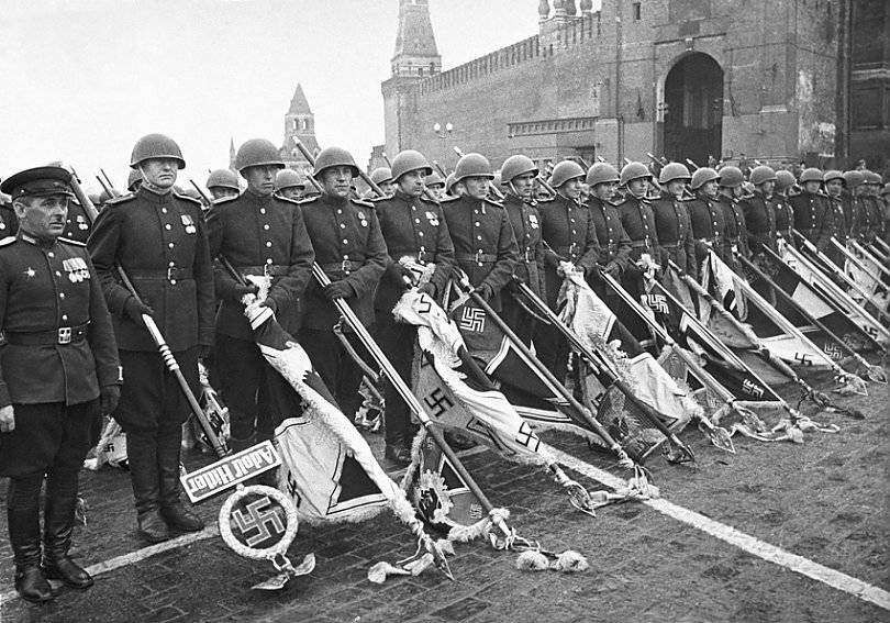 Парад Победы Советского Союза, организованный 24-ого июня 1945 года, через семь недель после подписания капитуляции Нацистской Германий, показывание которого даже в Советском Союзе было табу и запрещено. На параде были показаны лишь несколько отдельных частей. От парада были показаны лишь несколько отдельных частей.