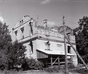 Fotol mõisahoone varemed 1970. aastatel enne lammutamist (Veljo Ranniku foto, Muinsuskaitseameti fotokogu).