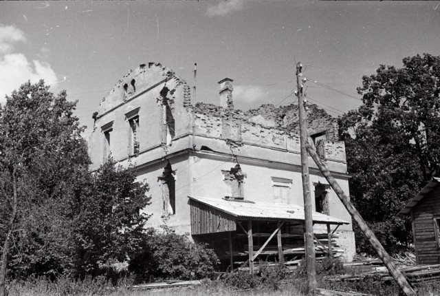 Fotol mõisahoone varemed 1970. aastatel enne lammutamist (Veljo Ranniku foto, Muinsuskaitseameti fotokogu).