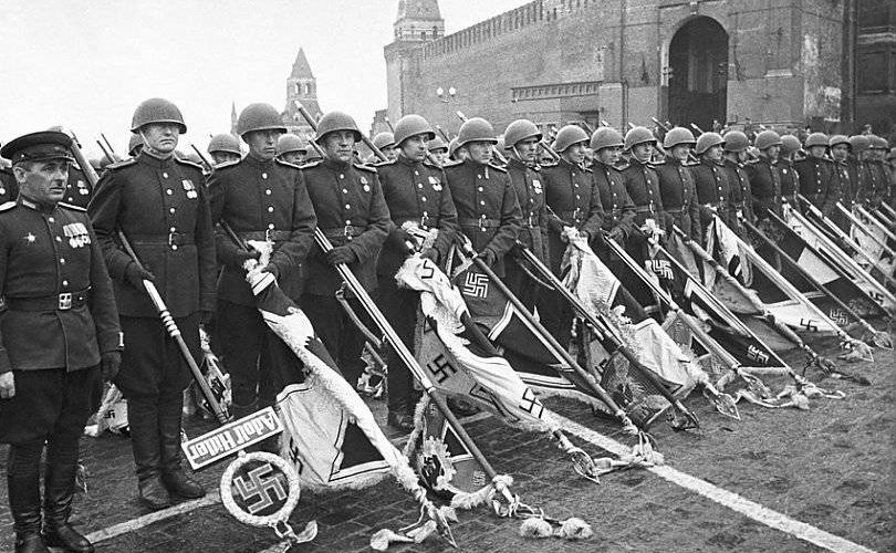 Nõukogude Liidu võiduparaad 24. juunil 1945 korraldatud 7 nädalat peale natsi Saksamaa kapitulatsiooni allkirjastamist, mille näitamine isegi Nõukogude Liidus oli tabu ja keelatud. Paraadist on kuvatud avalikkusele ainult mõned üksikud lõigud.