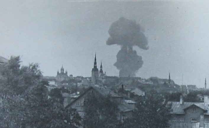 Dateerimata foto 1941 aasta augustist kus Punaarmee laseb Tallinna sadama piirkonnas õhku suure koguse lõhkeainega tehnorajatise.