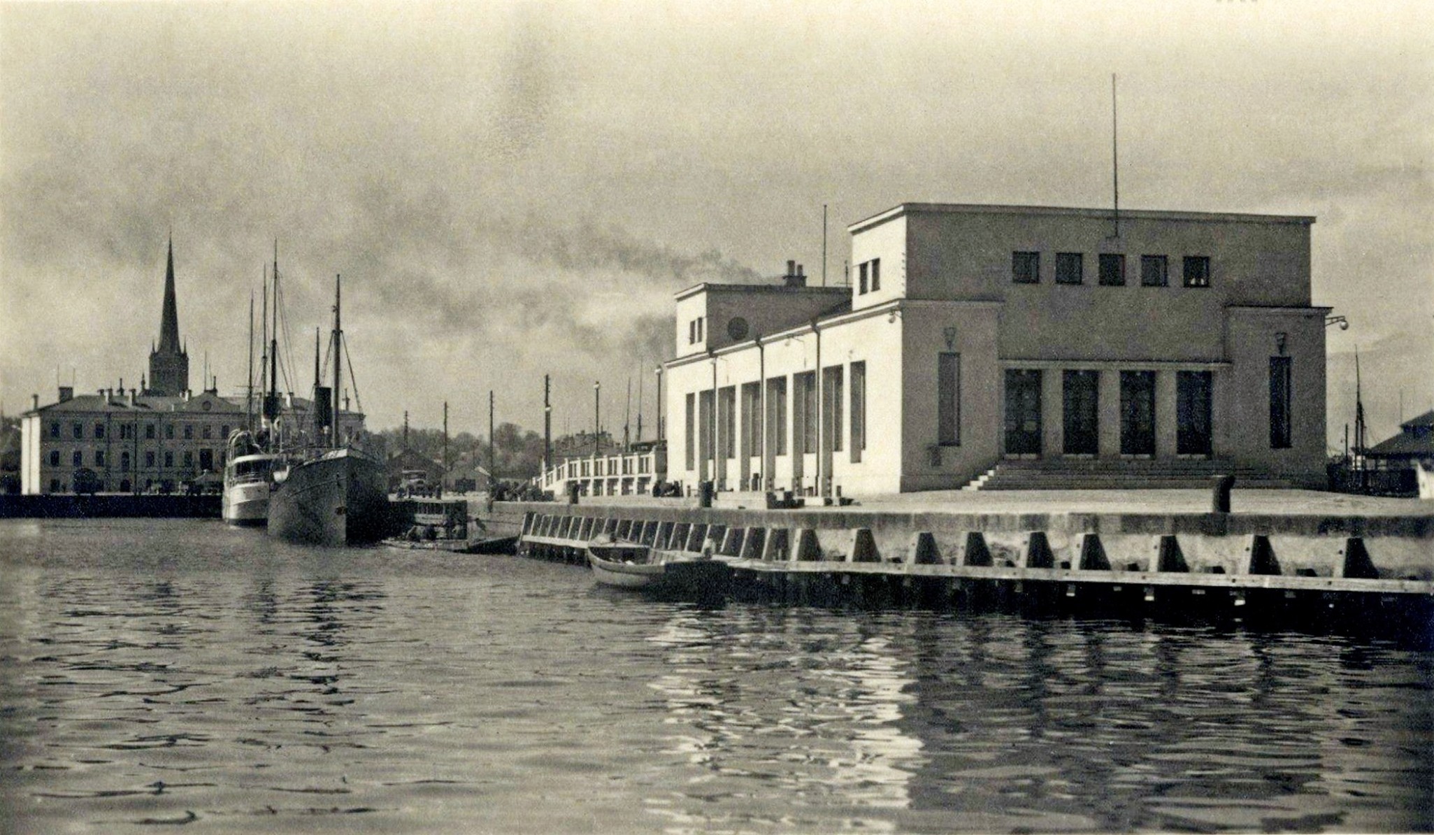 Dateerimata vaade Tallinna sadamala, praegune vanasadam. Tulenevalt valminud uuest reisijatehoonest paremal on pilt kuskil vahemikus 1936-1940, võimalik et 1938-1939. Taamal, vasakul, Oleviste silueti ees, on sadamakapteni hoone.