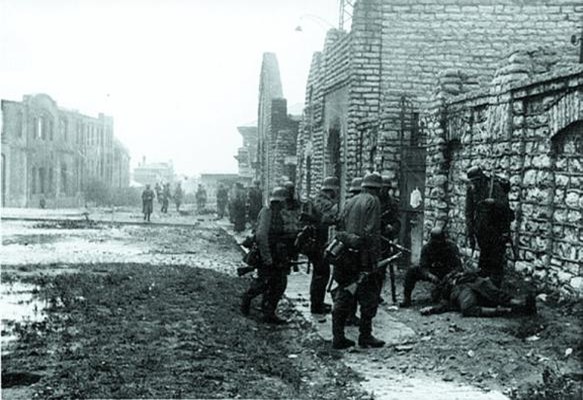 Saksa sõdurid on jõudnud Ülemiste mäel asunud mahapõletatud tselluloositehase juurde. Võimalik daatum on 27. august, kuid kindlasti mitte hiljem kui 28. august 1941.