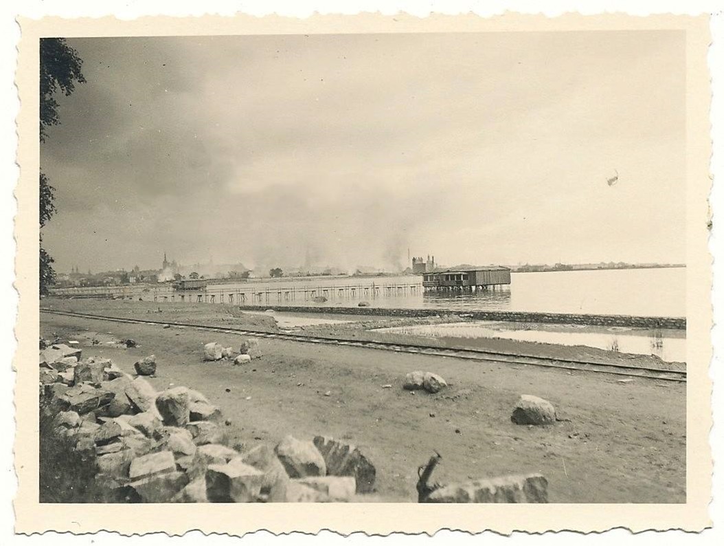 28. augustil 1941 nähtavasti Kadrioru juures tehtud pilt vaatega põlevale Tallinnale peale Balti laevastiku lahkumist ja nende poolt mahapõletatud linn põlemas. Tulenevalt, et supelmajad rannas olid Kadrioru poolt, saab kindlalt väita, et see foto pole tehtud Pirita teelt.